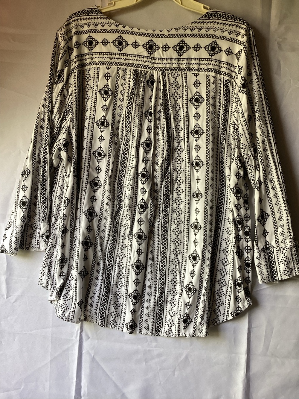 Black & White Printed V-Neck Tunic Top - Picture 2 of 10